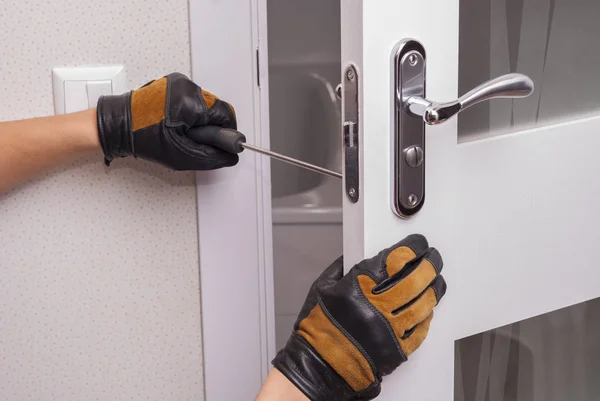 Réparation de serrure de porte sur place